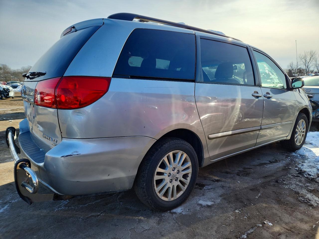 2010 Toyota Sienna Le - Фото 3
