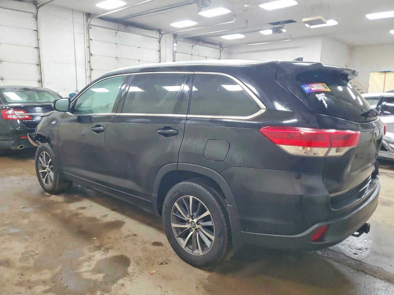 2017 Toyota Highlander Se - Image 2