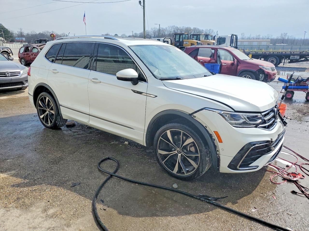 2022 Volkswagen Tiguan Sel R-Line - Image 4