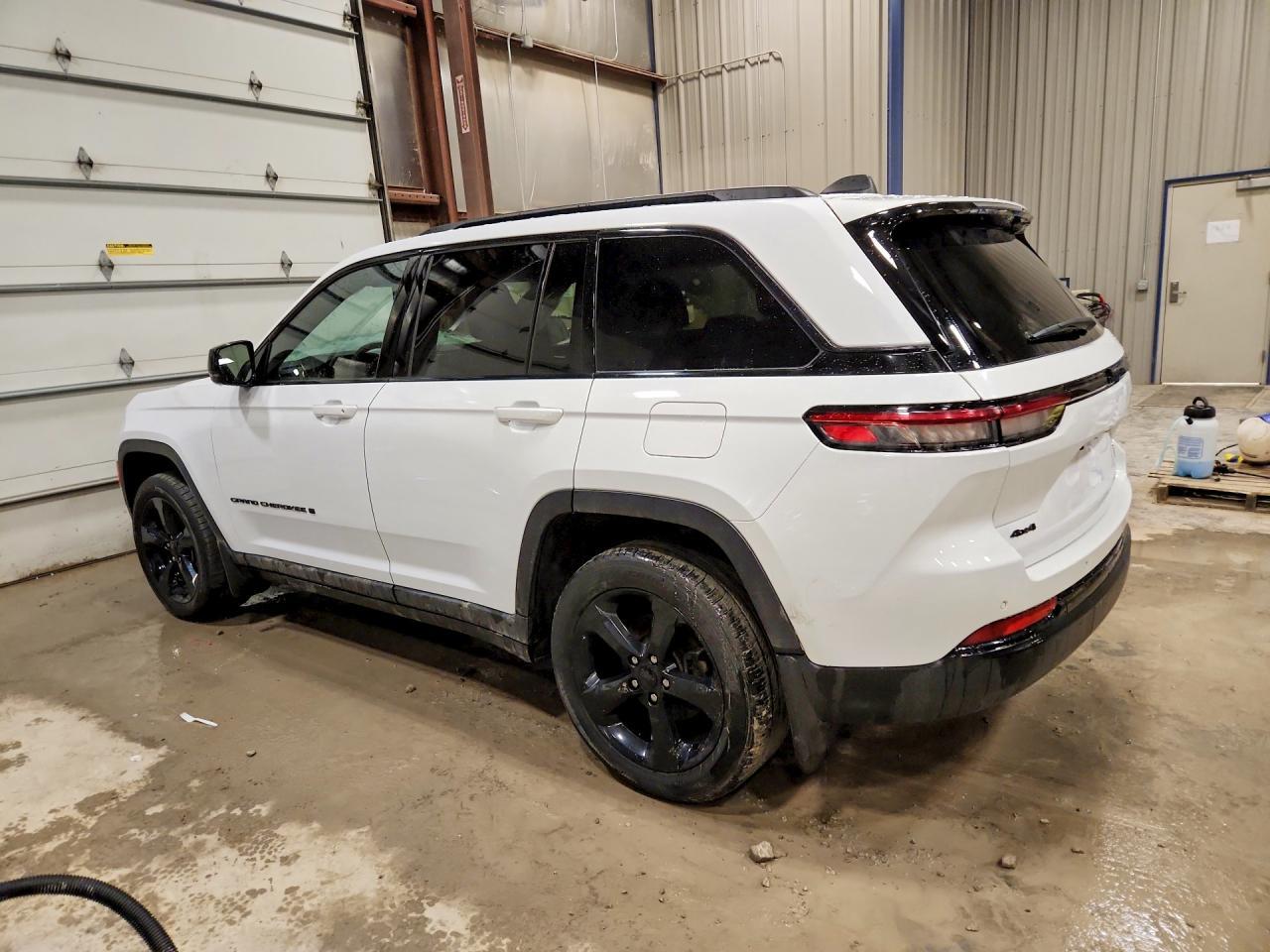 2023 Jeep Grand Cherokee Laredo - Image 2