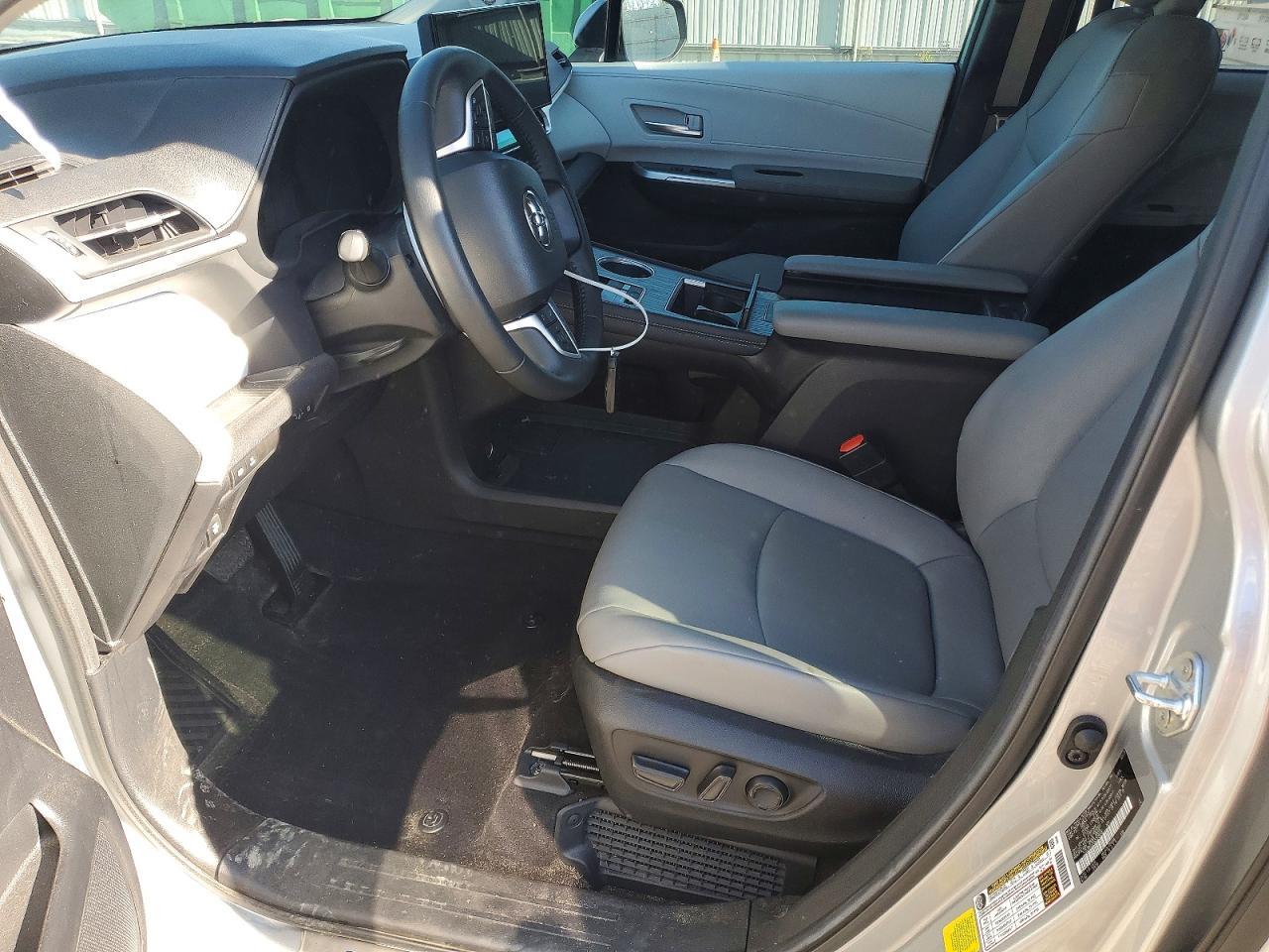 2025 Toyota Sienna Xle - Image 7