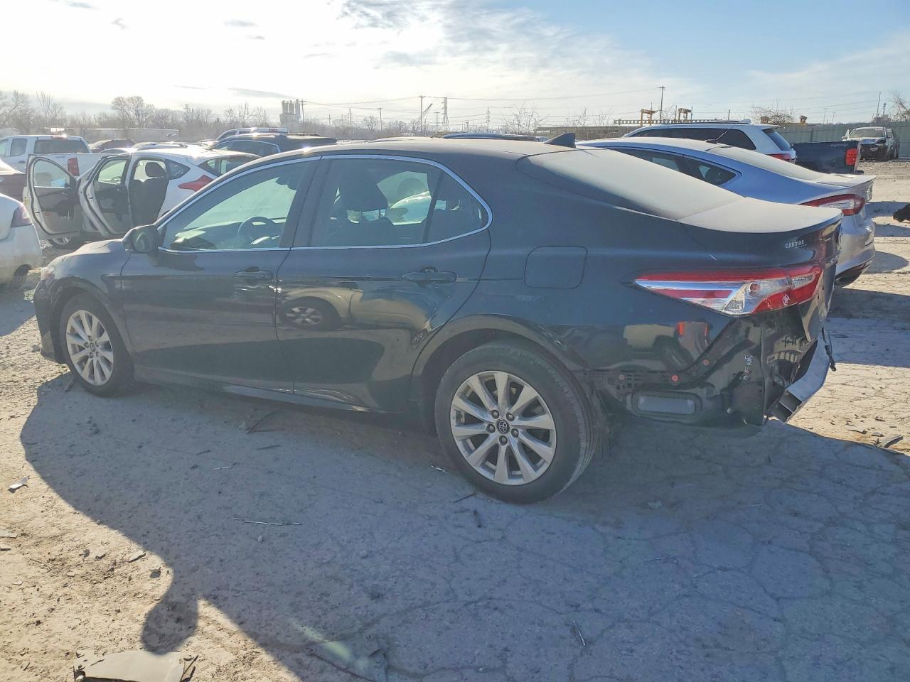 2019 Toyota Camry Le - Фото 2