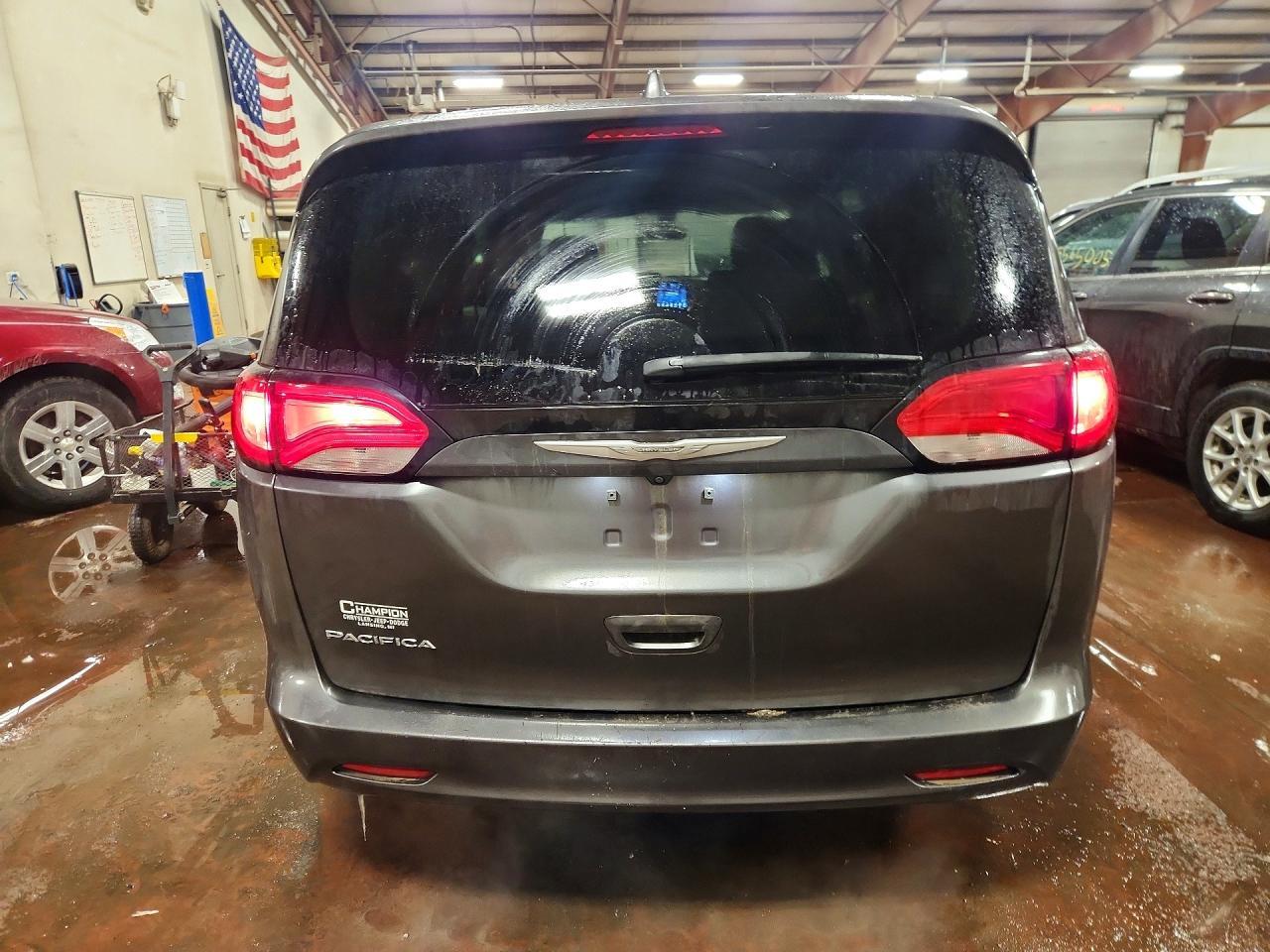 2017 Chrysler Pacifica Touring - Фото 6