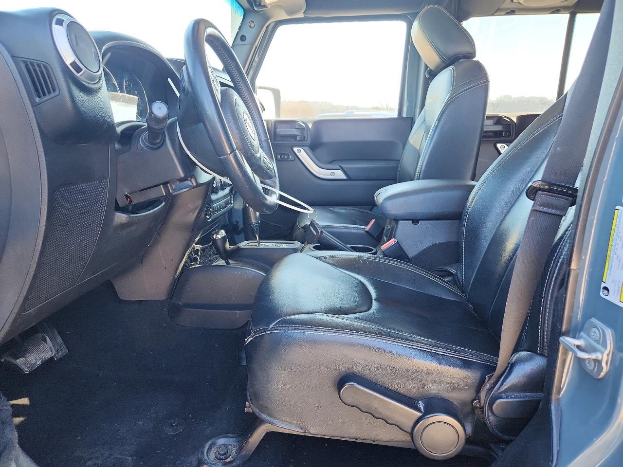 2014 Jeep Wrangler Unlimited Sahara - Image 7