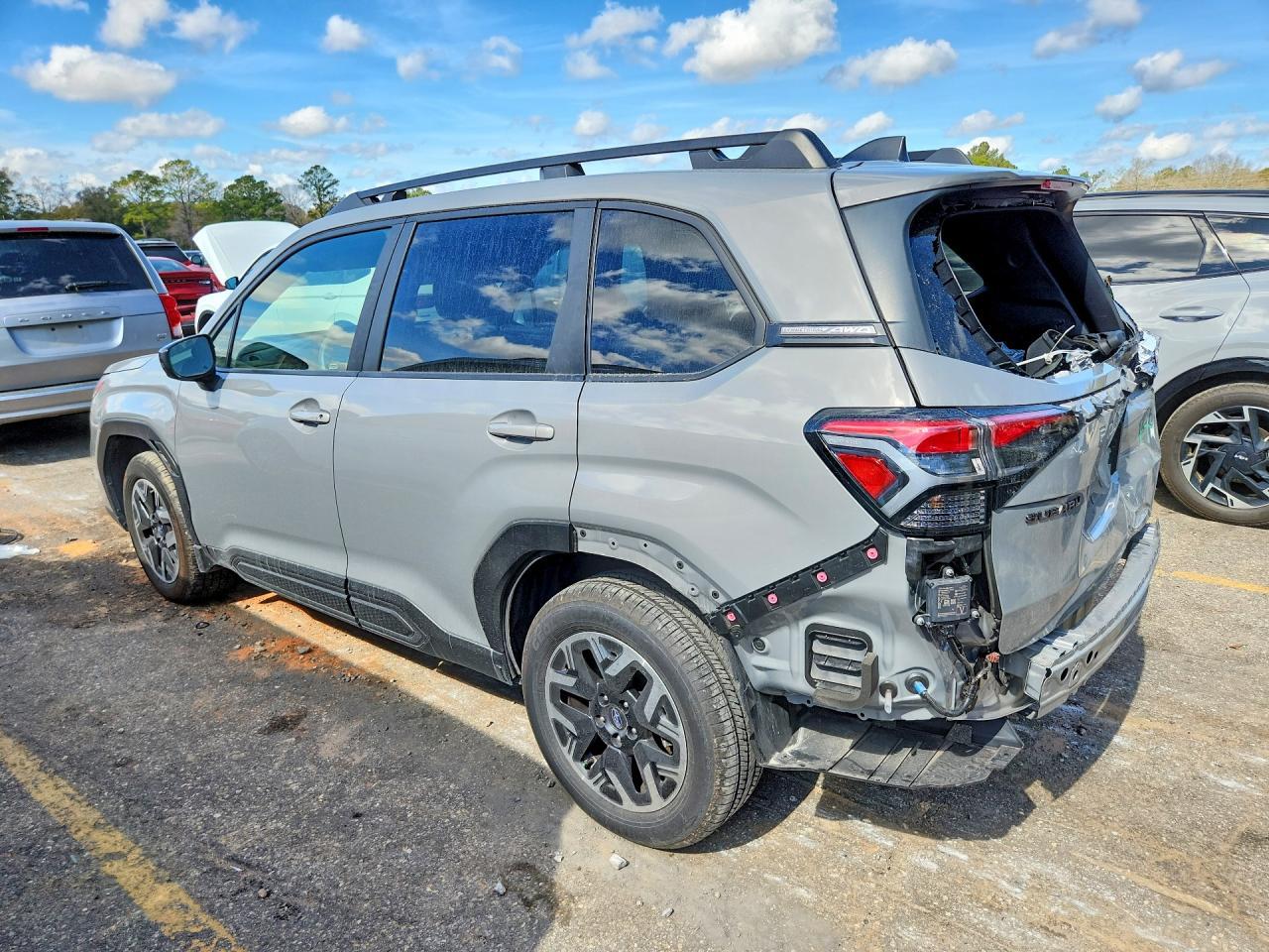 2025 Subaru Forester Premium - Фото 2