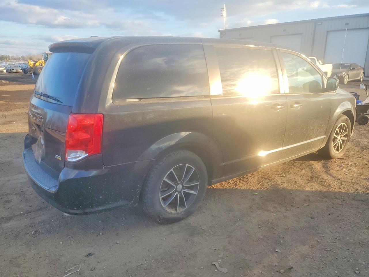 2018 Dodge Caravan - Фото 3