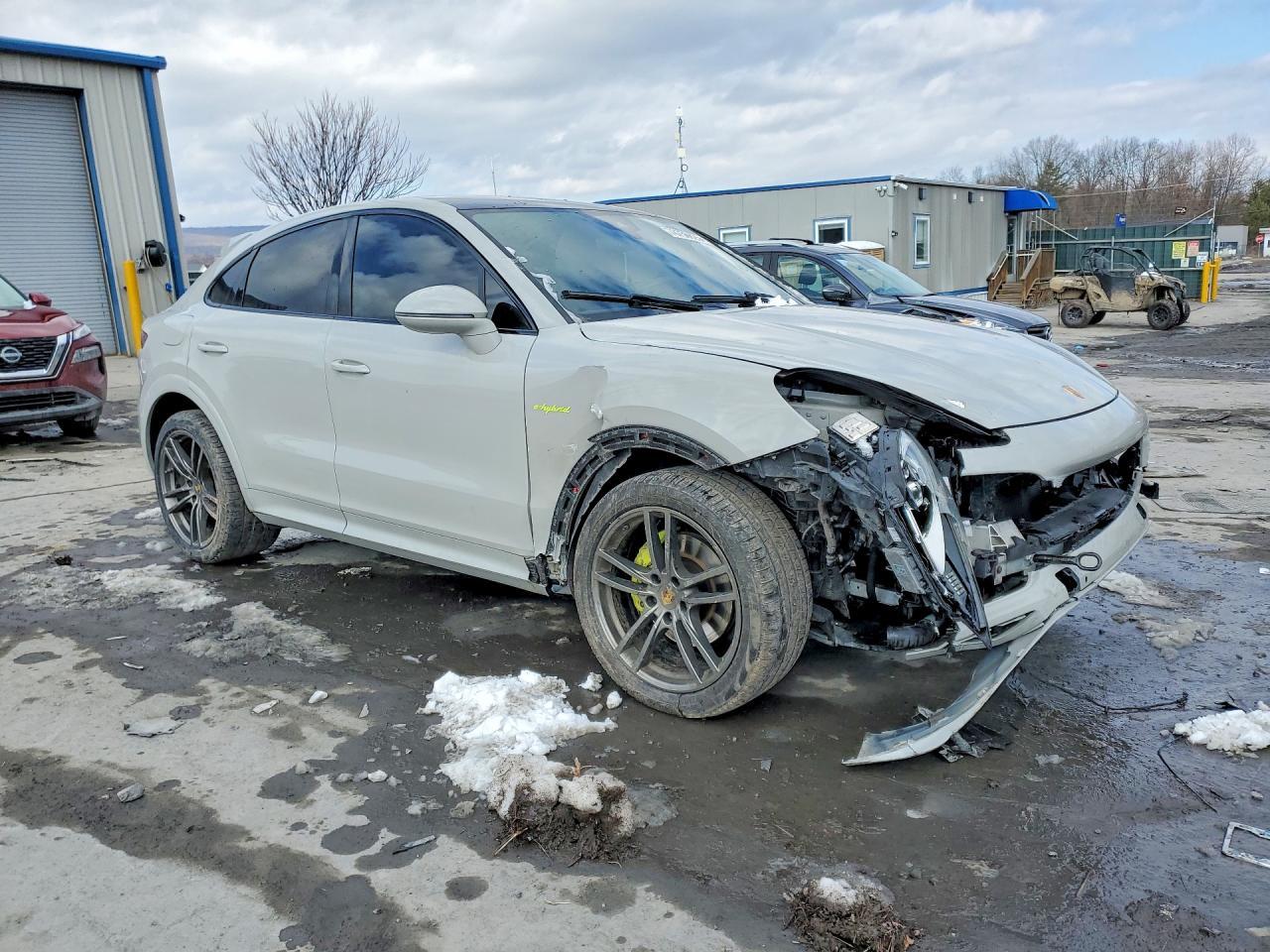 2022 Porsche Cayenne E Hybrid Coupe - Image 4