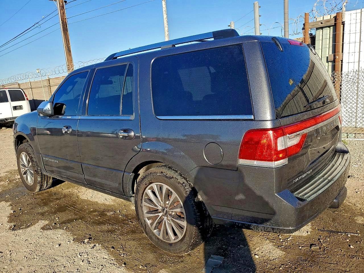 2015 Lincoln Navigator - Image 2