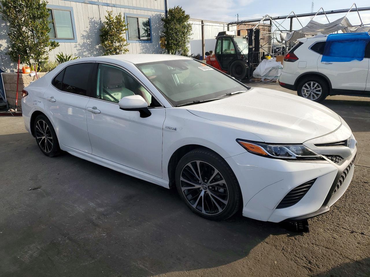 2020 Toyota Camry Se - Фото 4