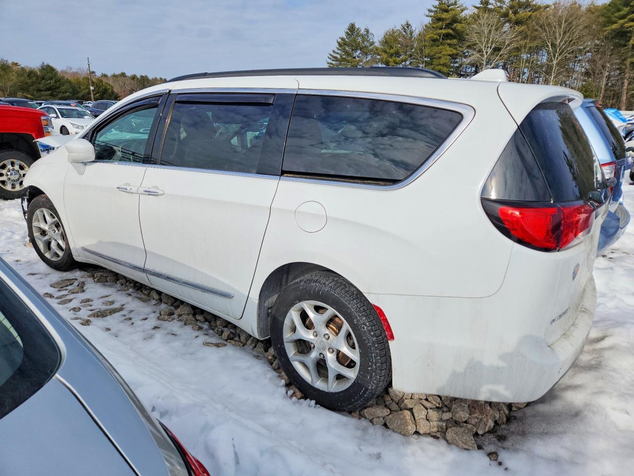 2017 Chrysler Pacifica - Image 2