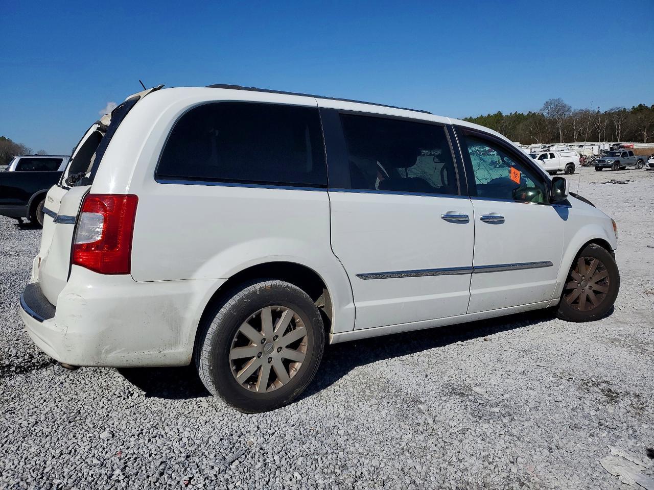 2016 Chrysler Town & Cou - Image 3
