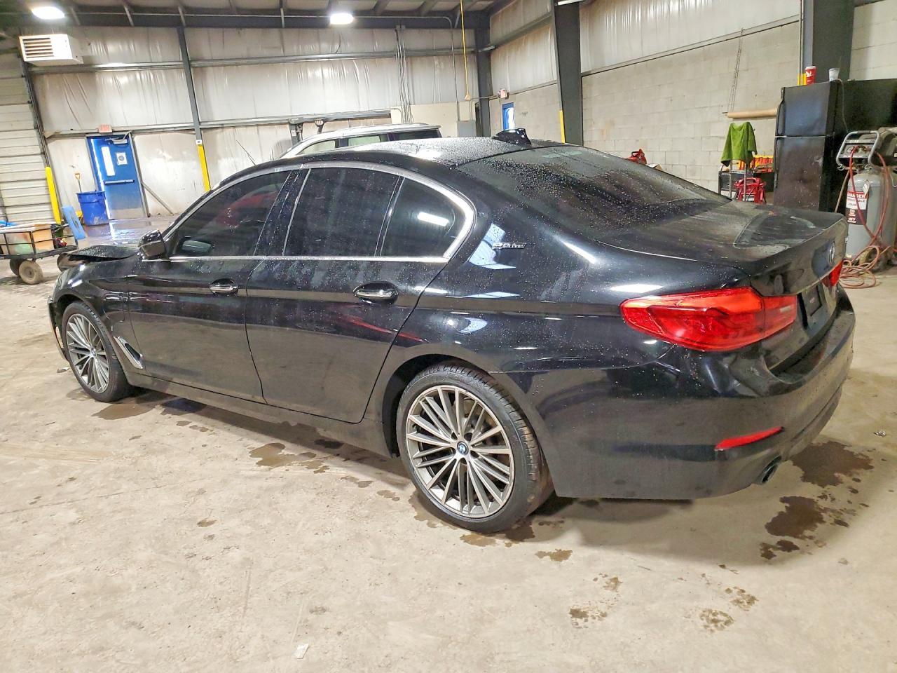 2018 BMW 530E - Фото 2