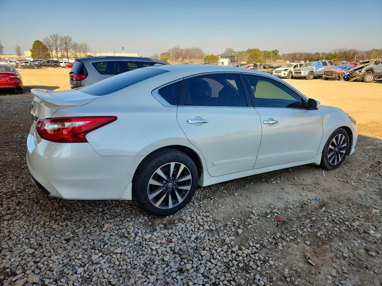 2017 Nissan Altima 2.5 - Image 3