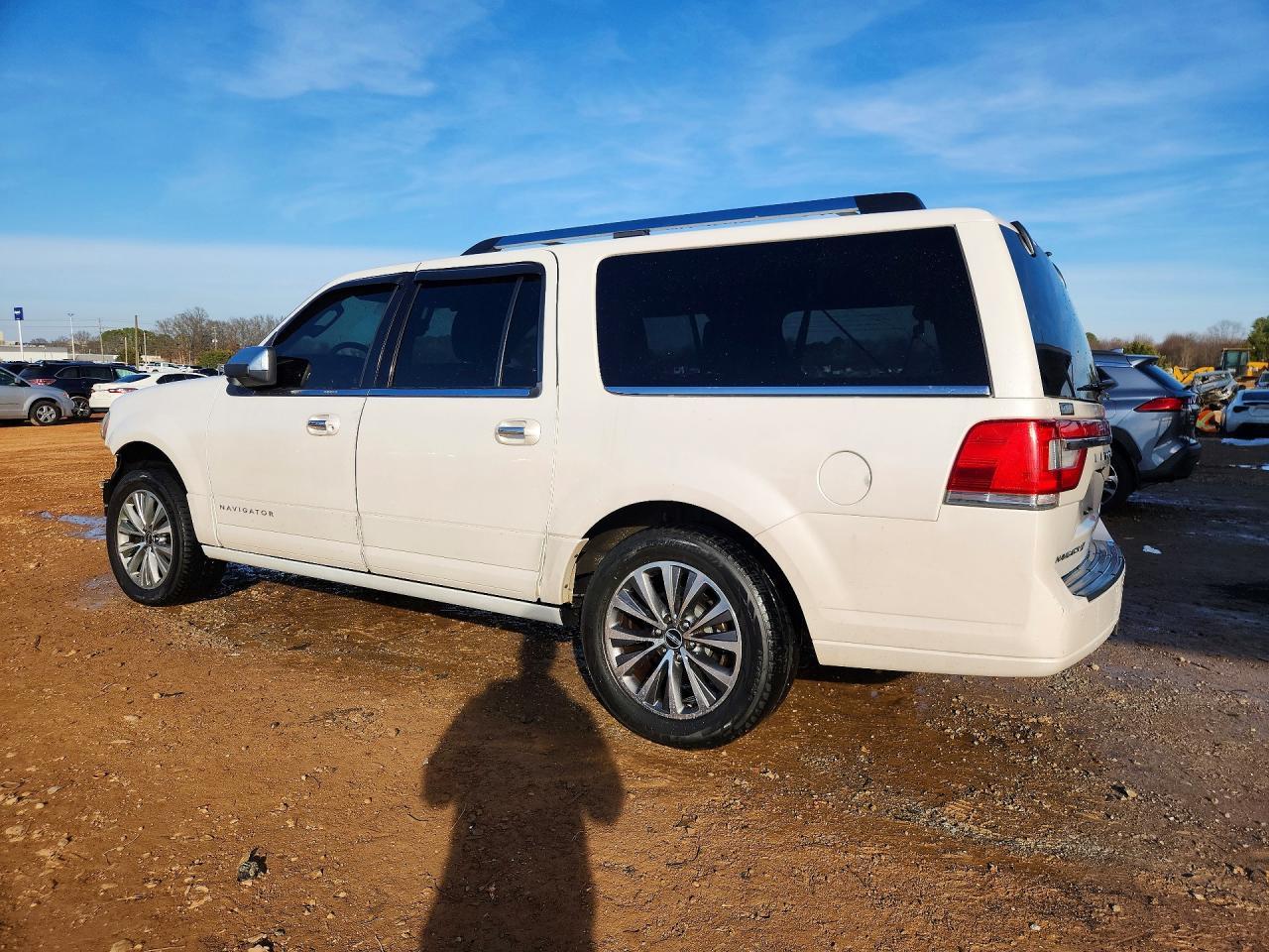 2015 Lincoln Navigator L - Image 2