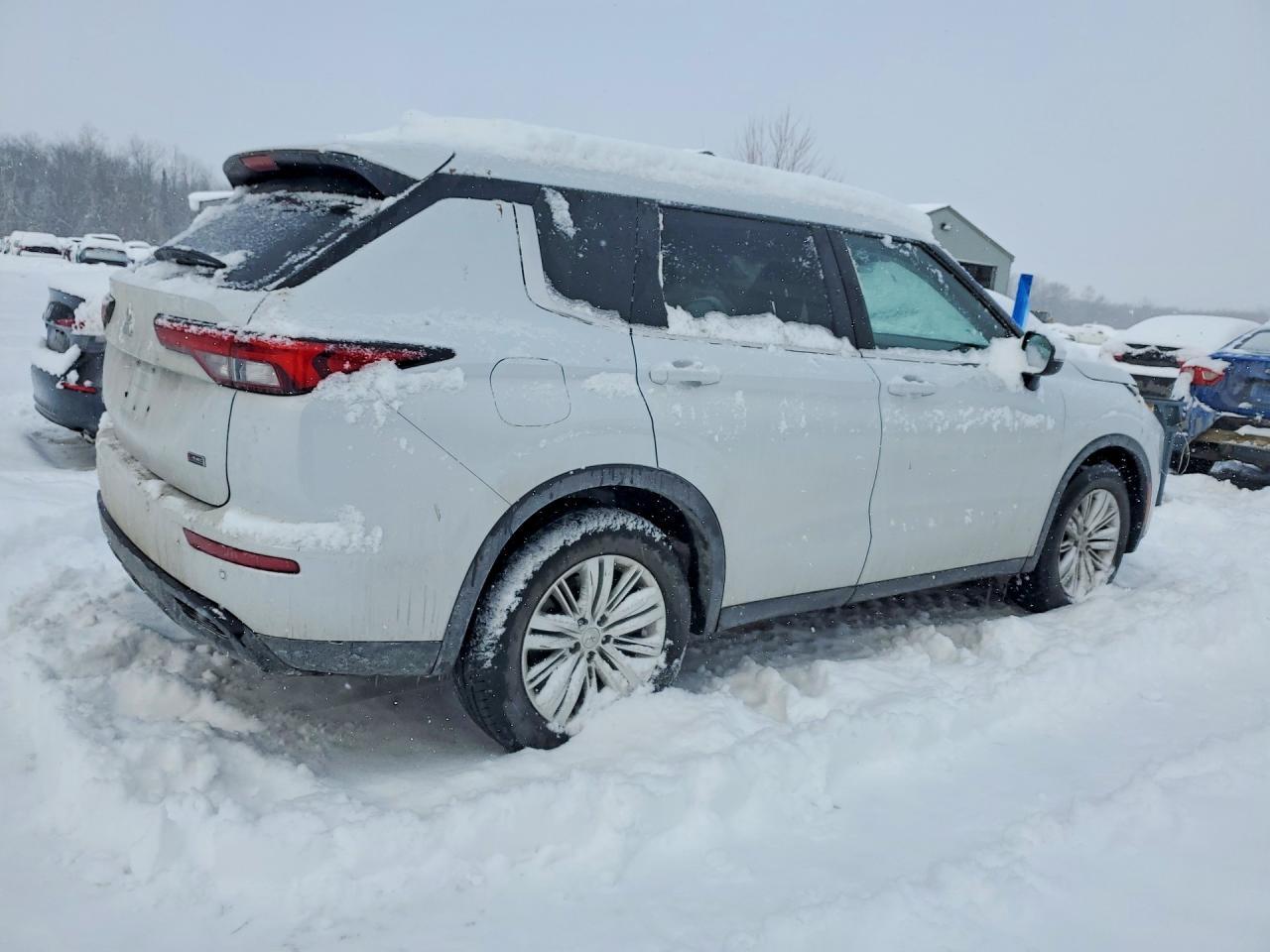 2022 Mitsubishi Outlander - Фото 3