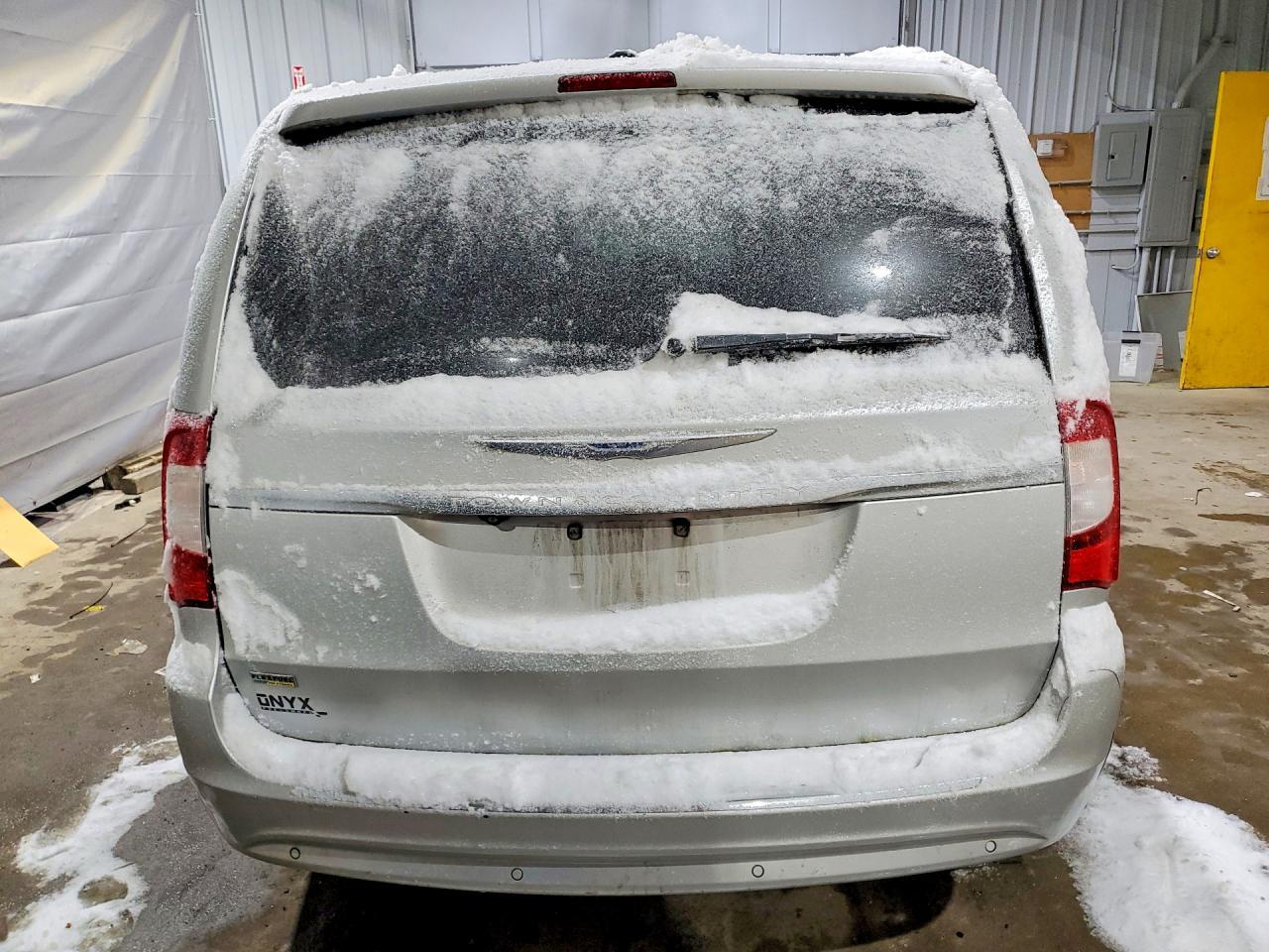 2012 Chrysler Town & Country Touring L - Image 6