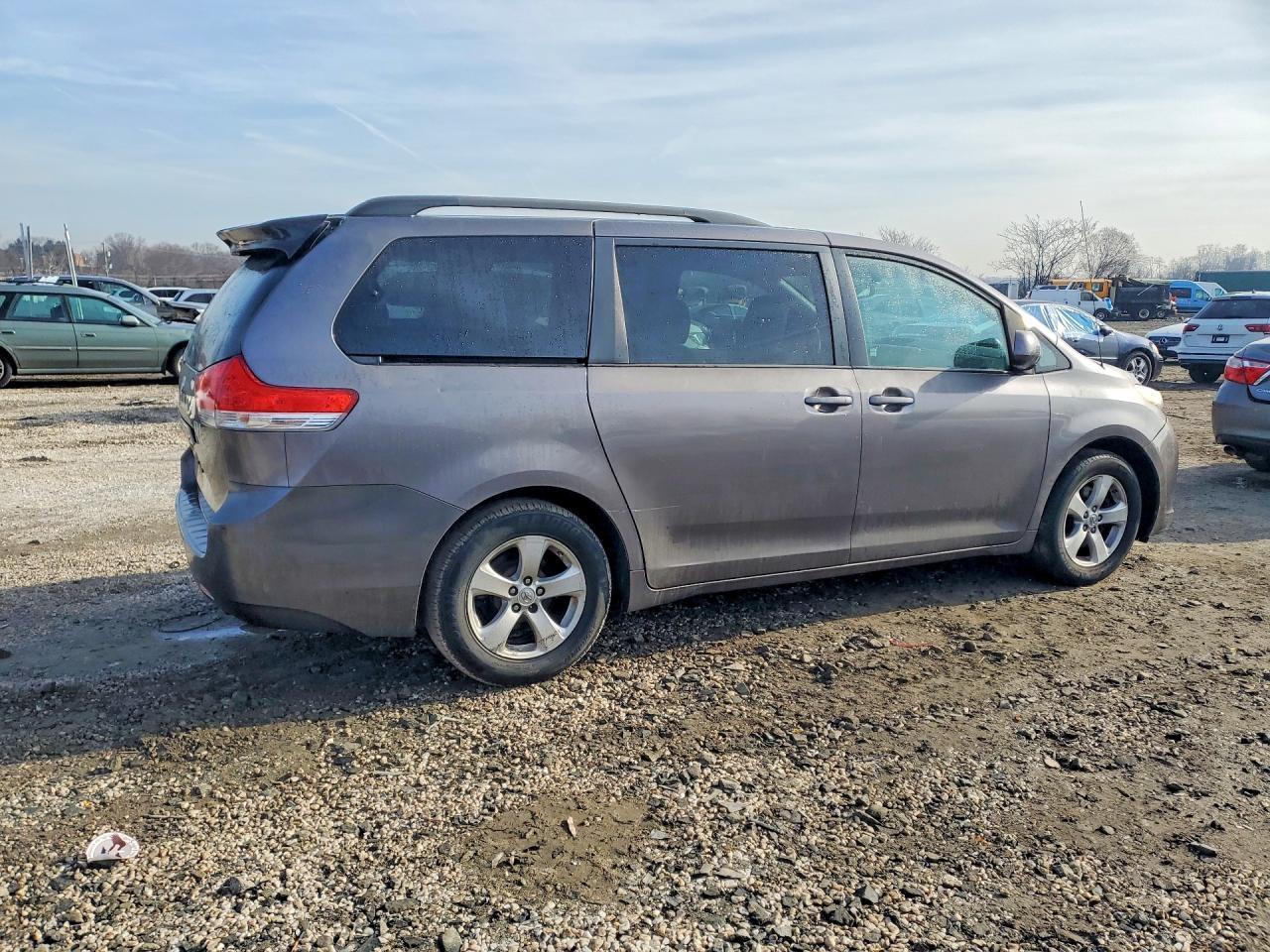 2012 Toyota Sienna Le 8-Passenger - Фото 3