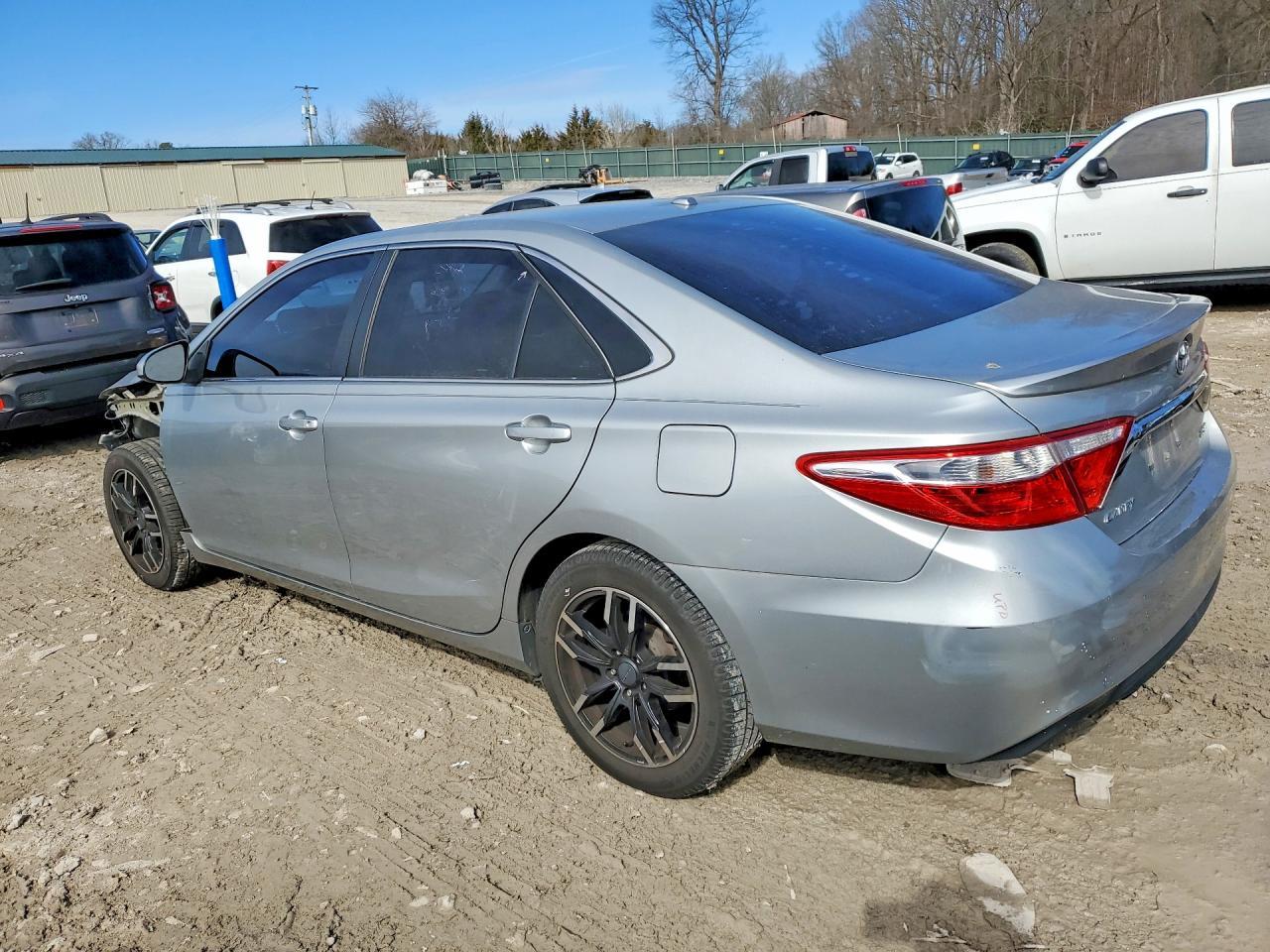 2017 Toyota Camry Le - Фото 2