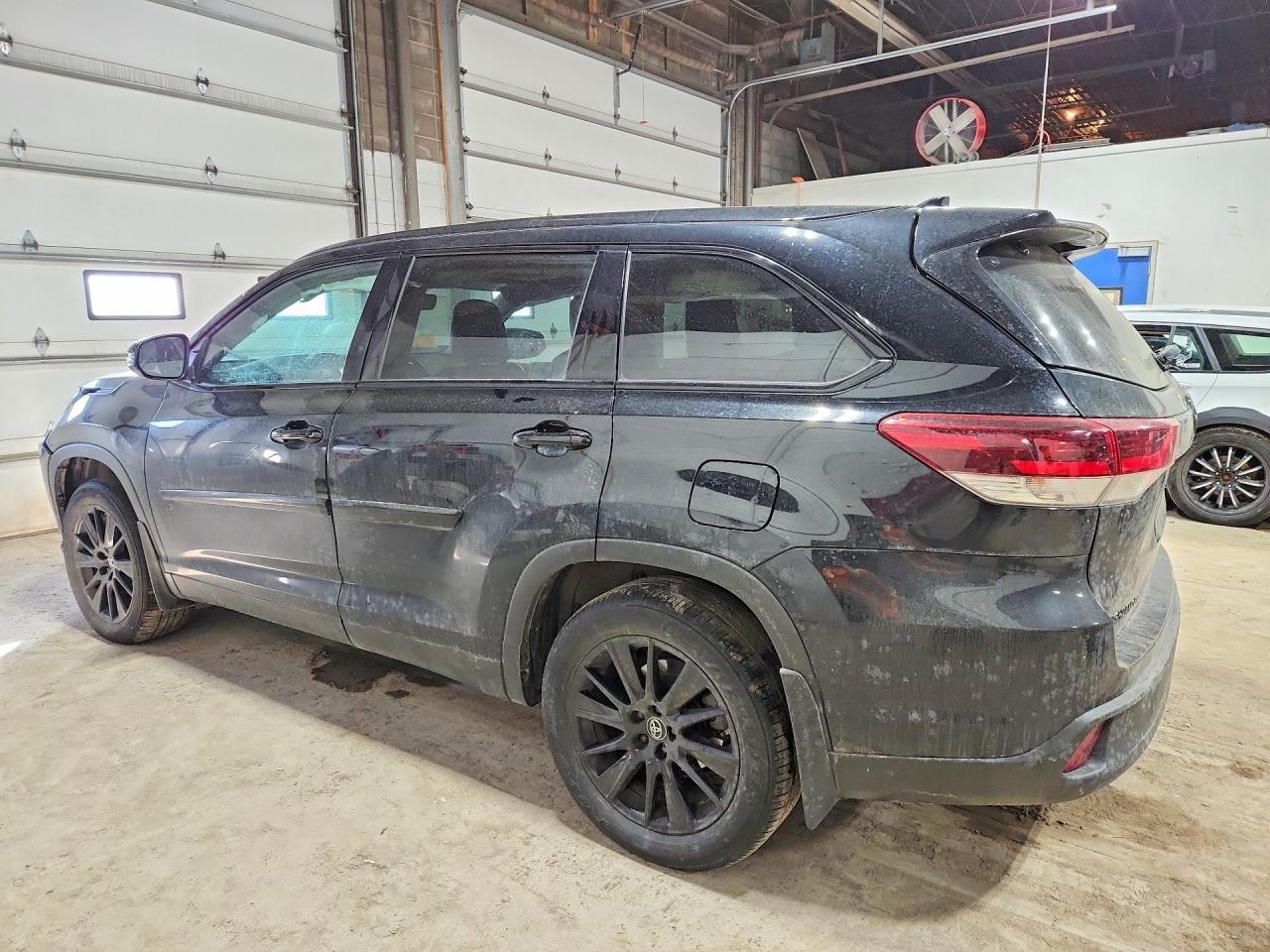 2019 Toyota Highlander Se - Image 2