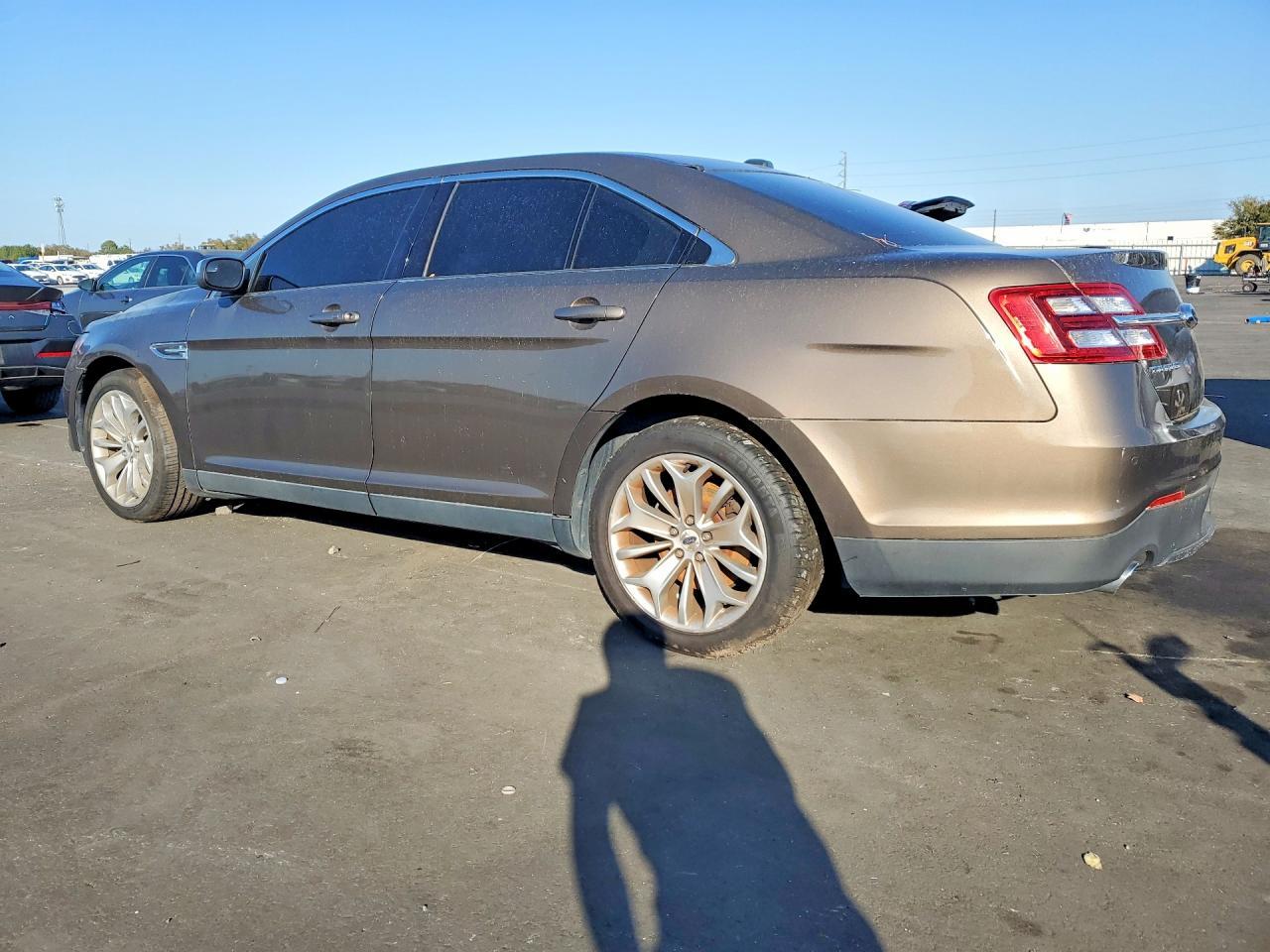 2015 Ford Taurus Limited - Фото 2