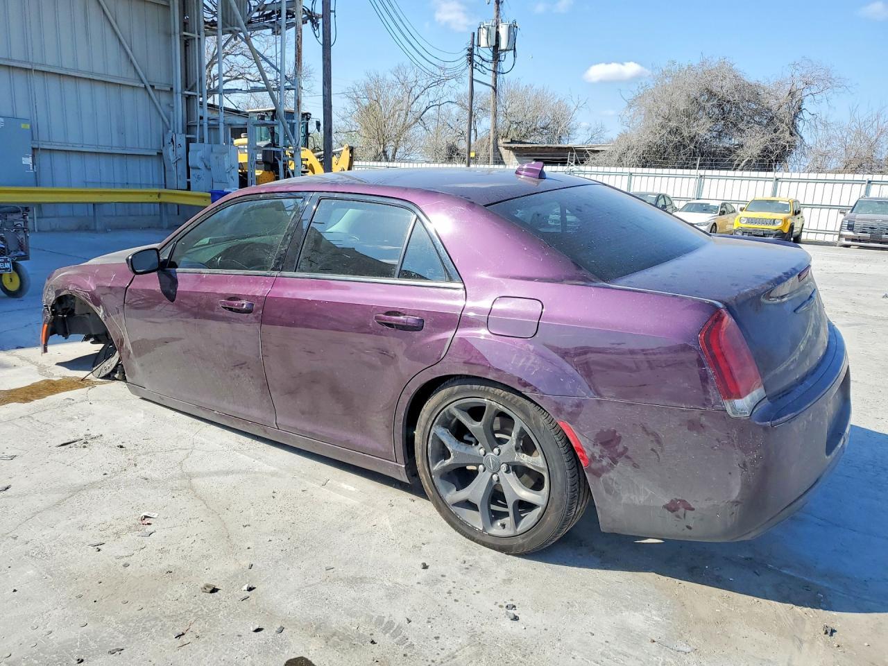 2020 Chrysler 300 Touring - Фото 2