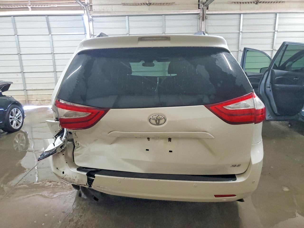 2017 Toyota Sienna Xle - Image 6
