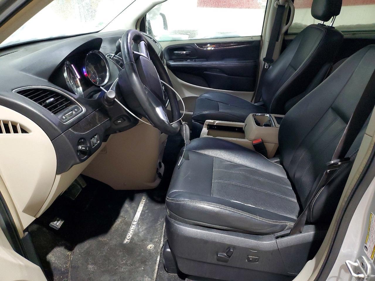 2012 Chrysler Town & Country Touring L - Image 7