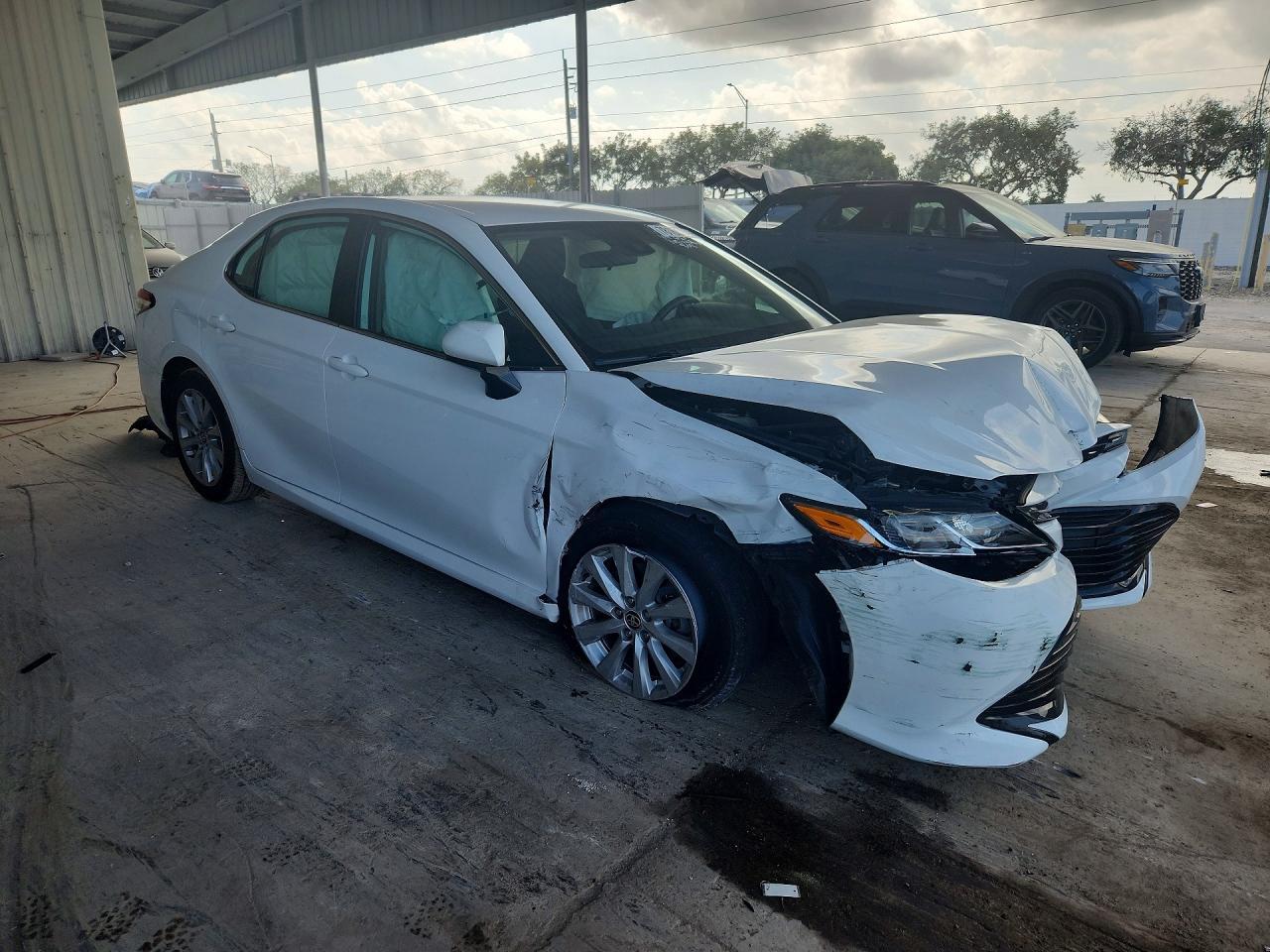 2020 Toyota Camry Le - Фото 4
