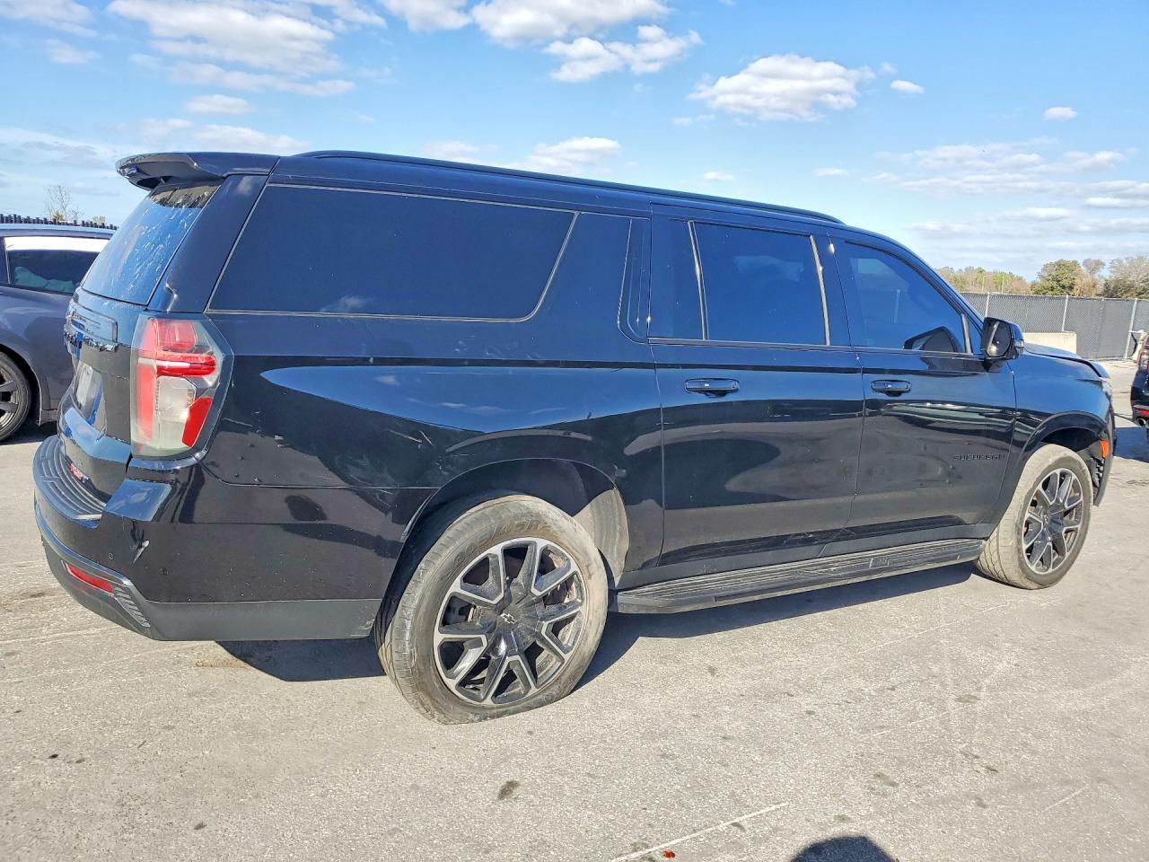 2022 Chevrolet Suburban Rst 5.3 V8 - Фото 3