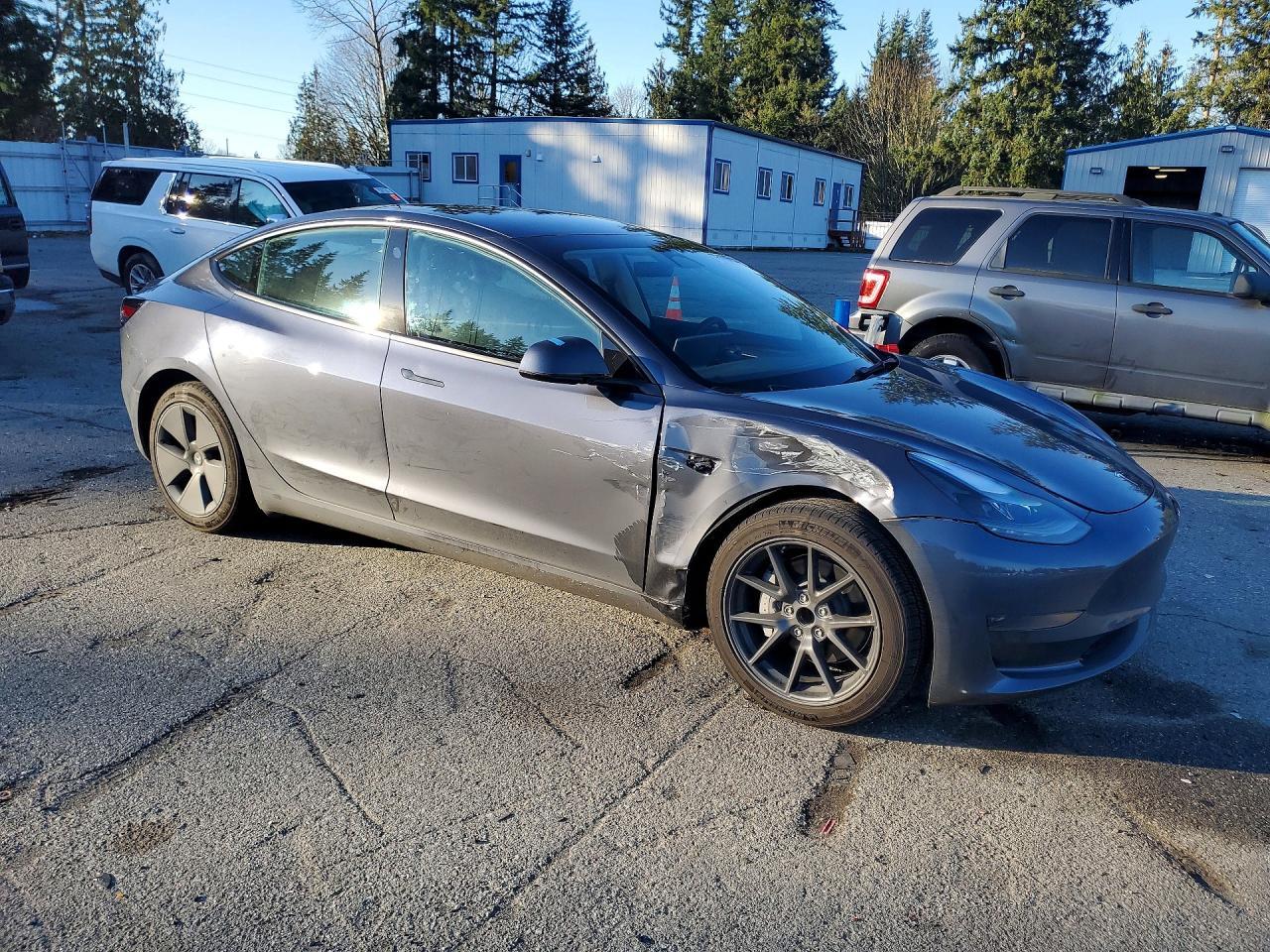 2023 Tesla Model 3 - Фото 4