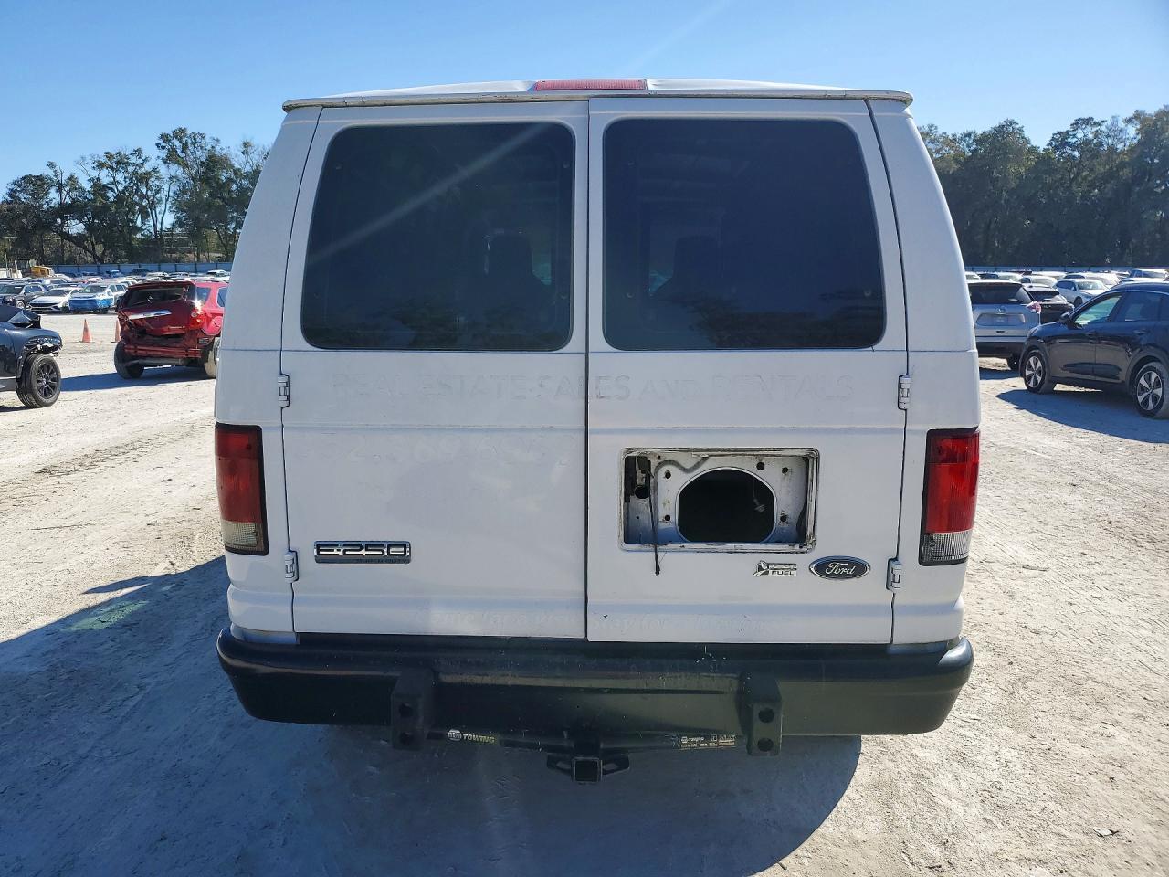 2010 Ford Econoline E250 Van - Фото 6