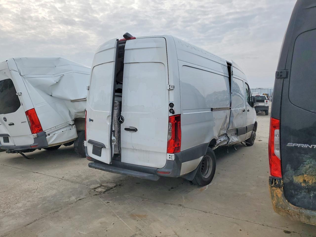 2022 Mercedes-Benz Sprinter 3500 - Фото 3