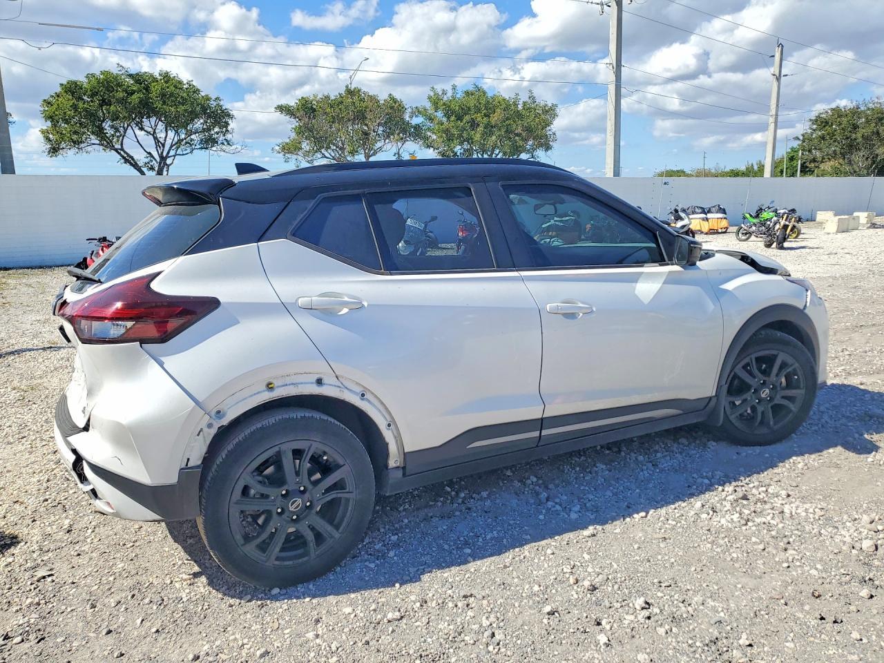 2021 Nissan Kicks Sr - Image 3