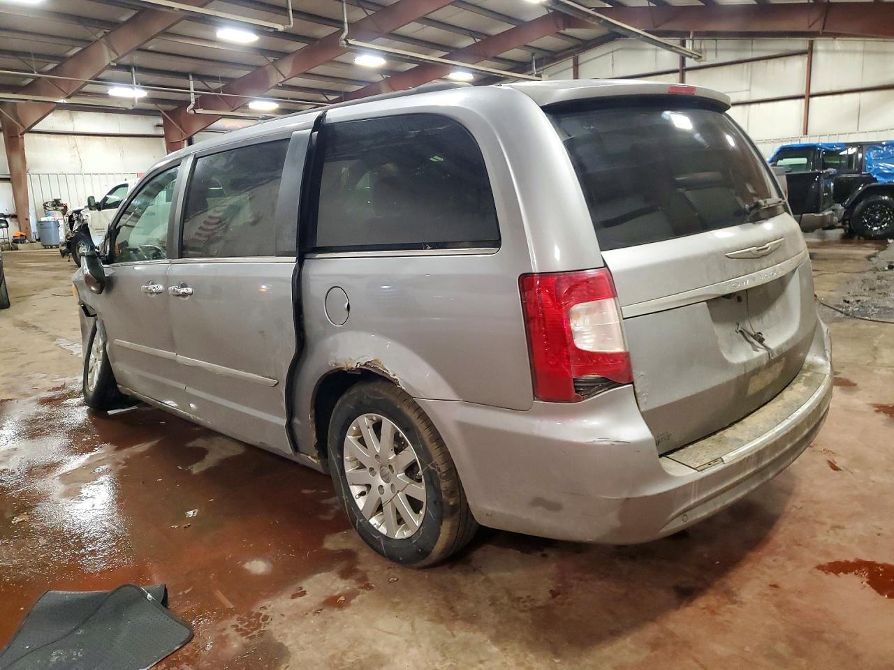 2014 Chrysler Town & Country Touring L - Фото 2