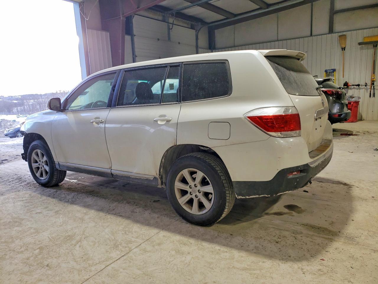 2013 Toyota Highlander Base - Image 2