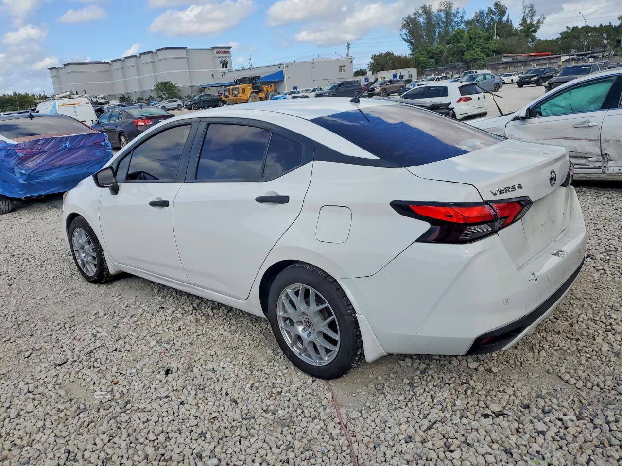 2021 Nissan Versa S - Фото 2