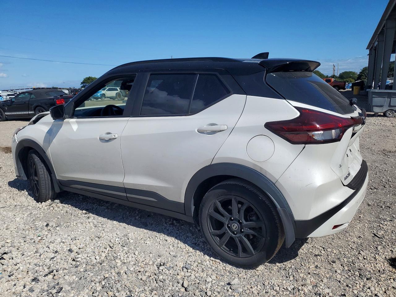 2021 Nissan Kicks Sr - Image 2