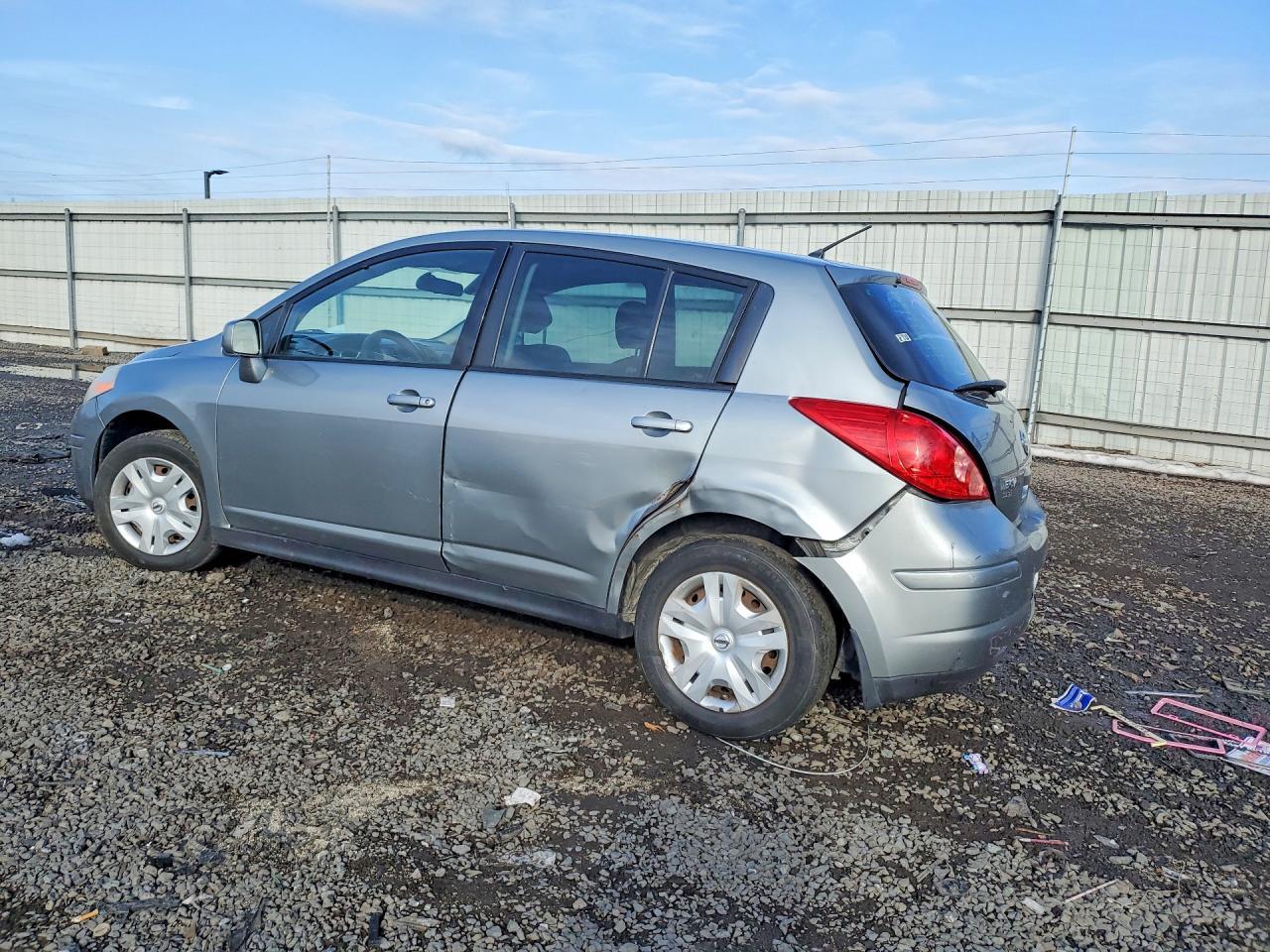 2011 Nissan Versa S - Фото 2