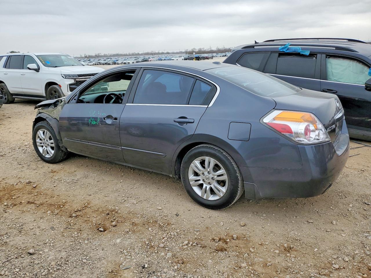 2010 Niss Altima - Image 2