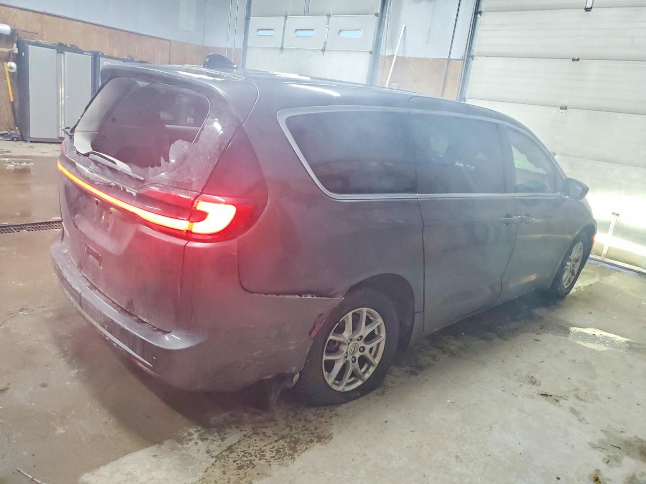 2023 Chrysler Pacifica Touring L - Image 3