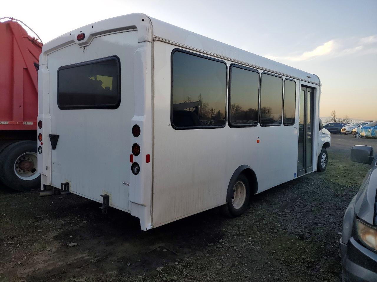 2022 Ford E450 Shuttle Bus - Фото 3