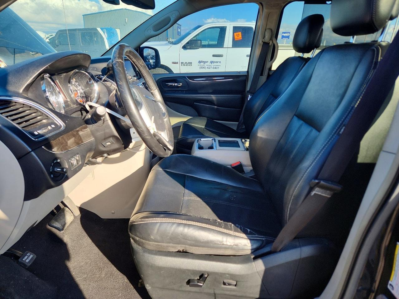 2012 Chrysler Town & Country Touring L - Image 7
