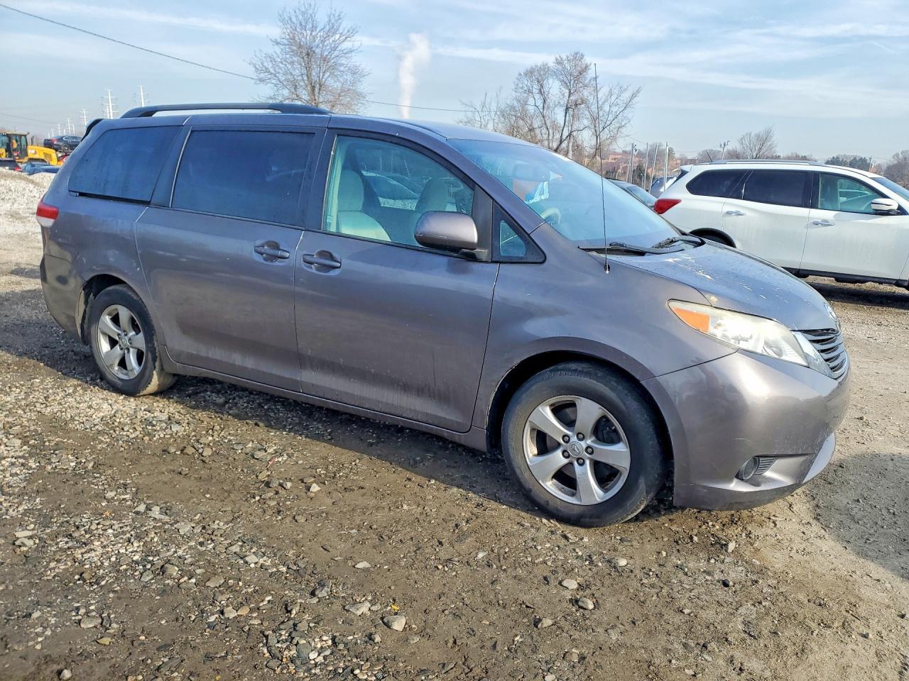 2012 Toyota Sienna Le 8-Passenger - Фото 4