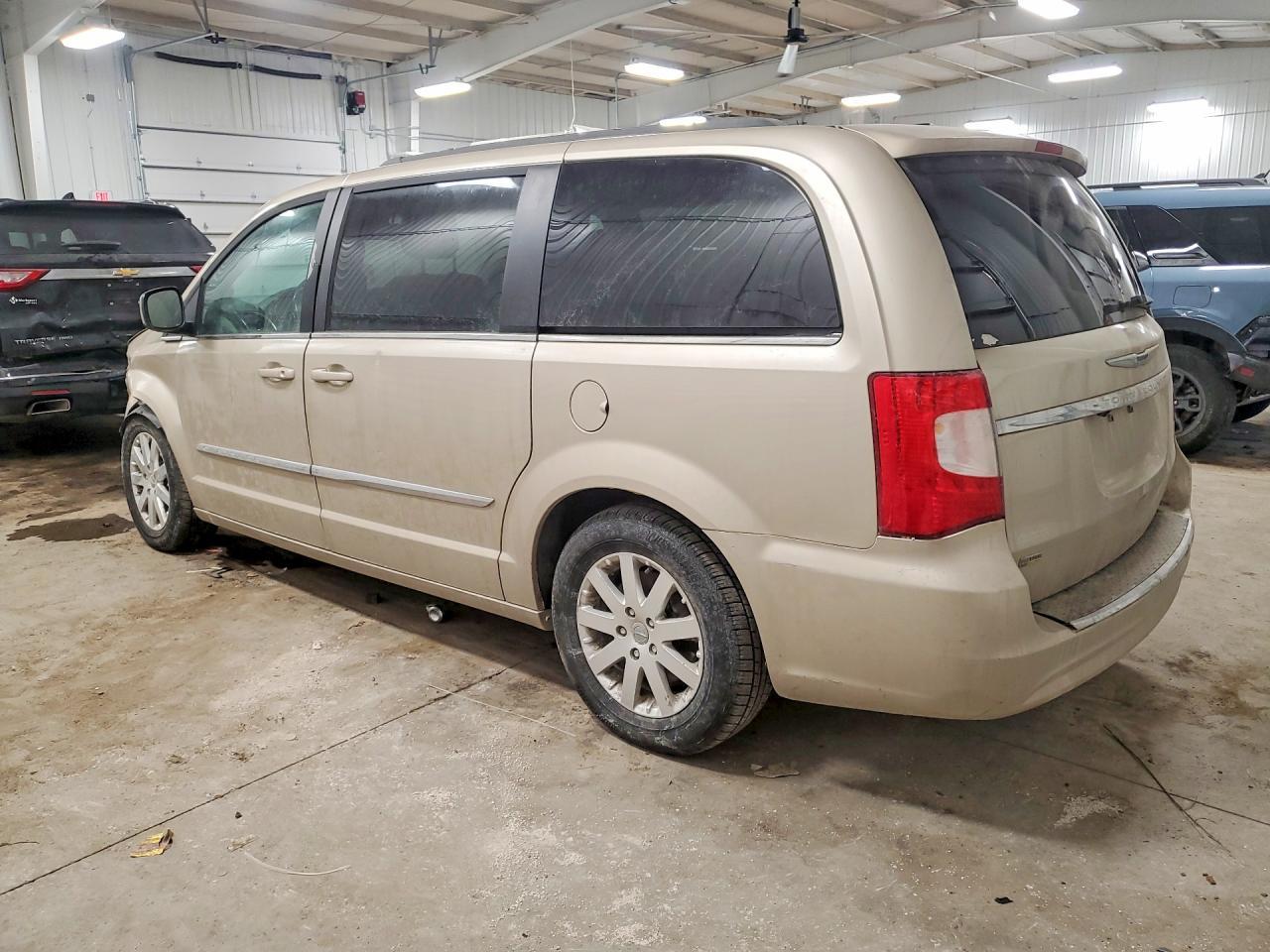 2016 Chrysler Town & Country Touring - Image 2