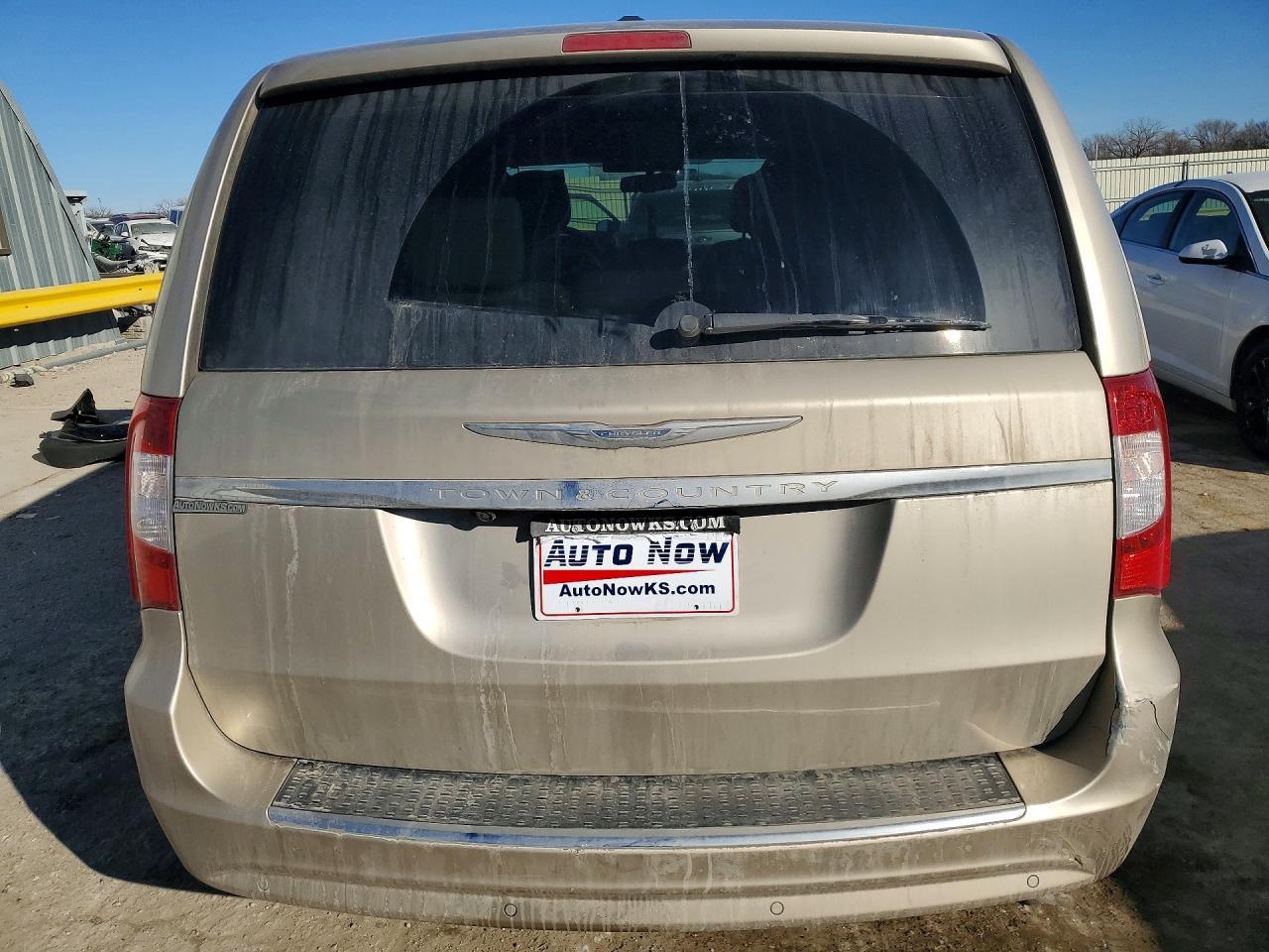 2012 Chrysler Town & Country Touring L - Фото 6