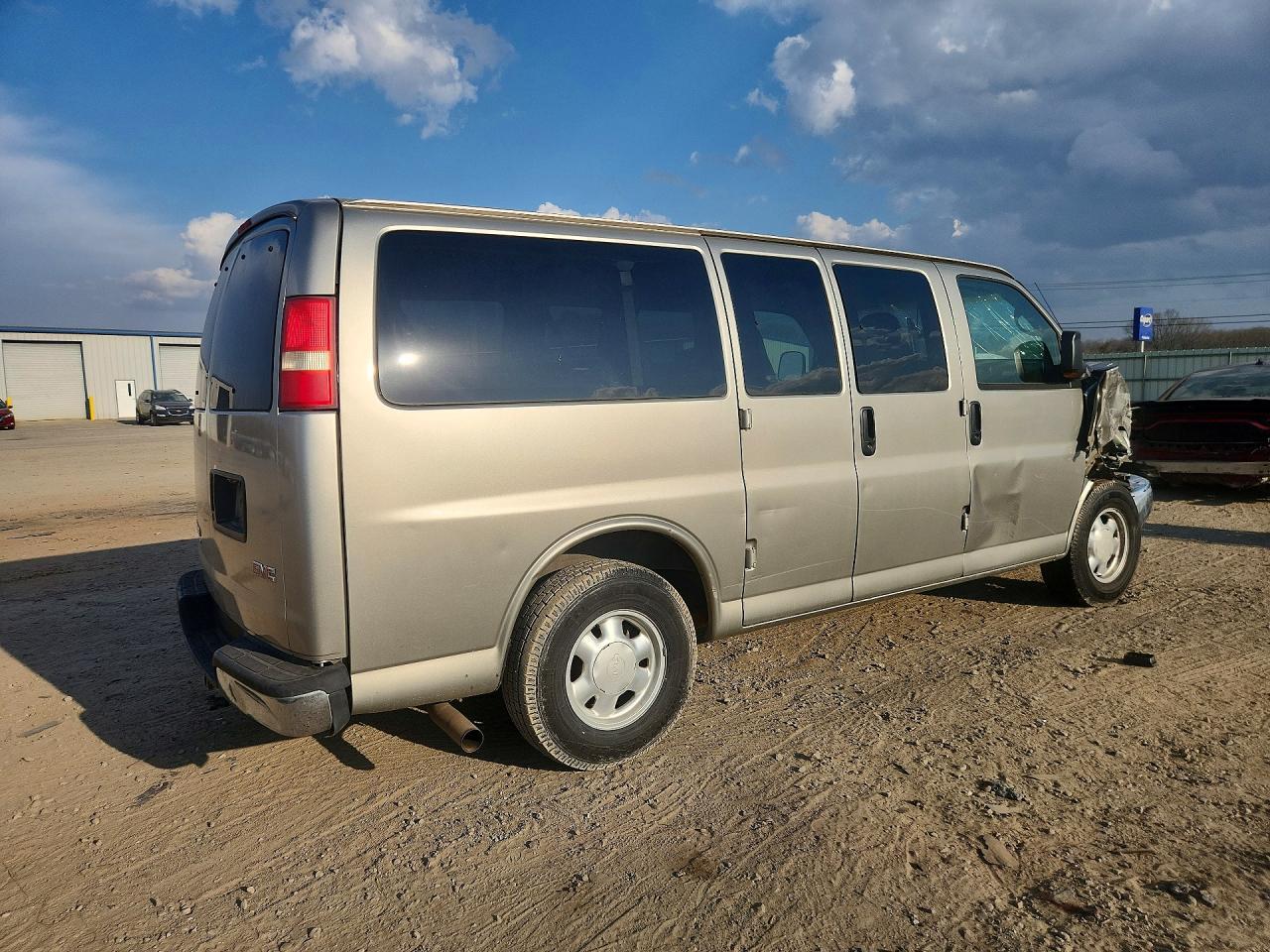 2004 GMC Savana G1500 - Image 3