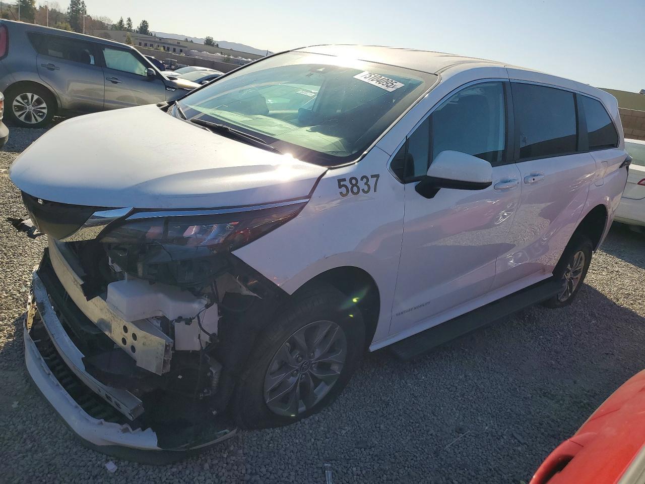 2024 Toyota Sienna Le 8-Passenger