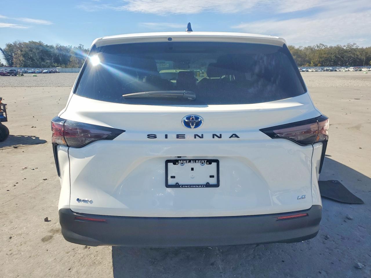 2025 Toyota Sienna Le 8-Passenger - Фото 6