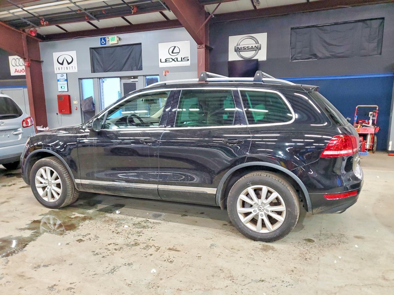 2013 Volkswagen Touareg V6 - Image 2