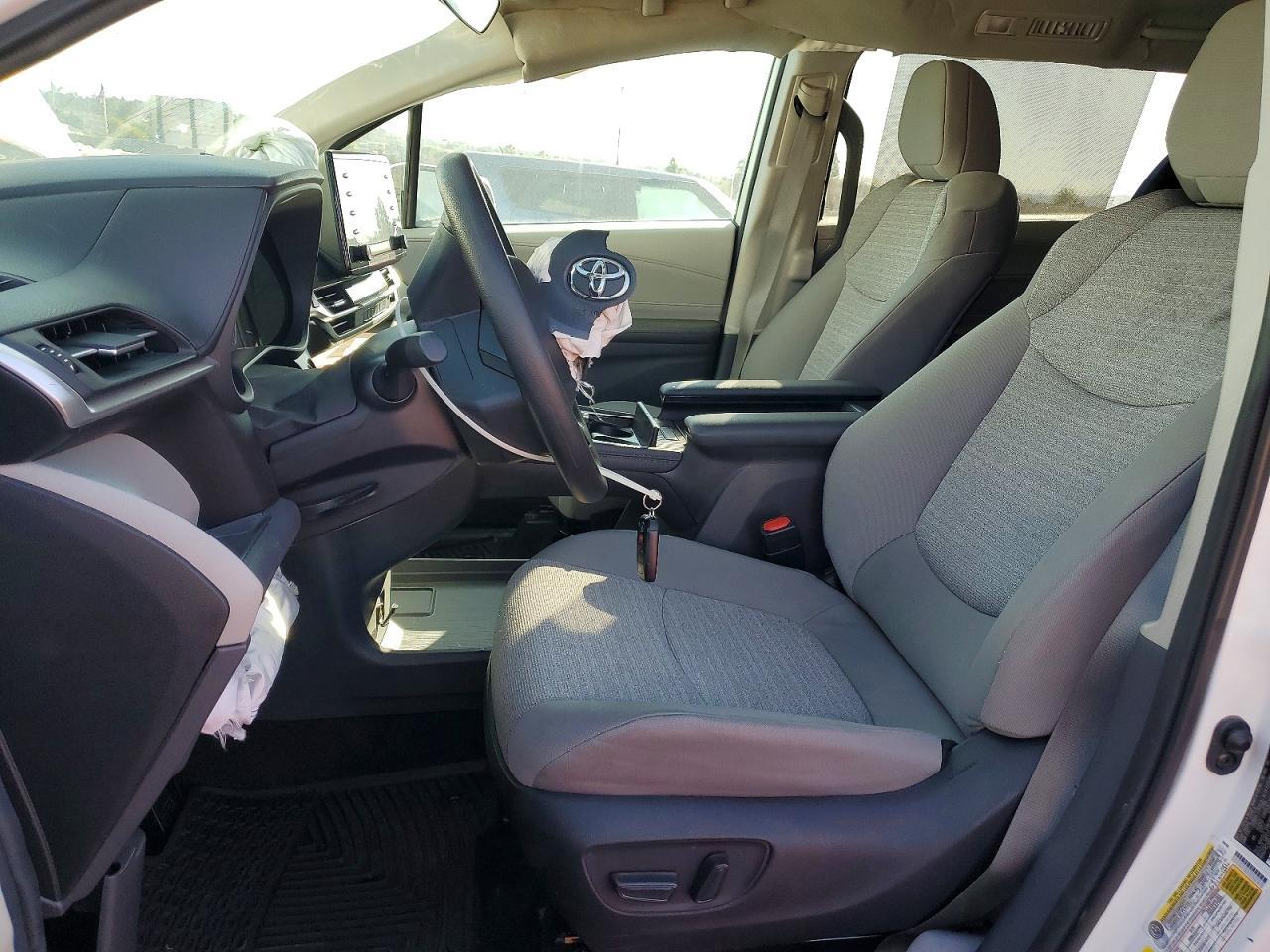 2024 Toyota Sienna Le 8-Passenger - Image 7